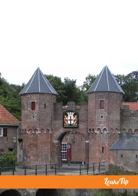 Guide historique Amersfoort Koppelpoort Muurhuzien plus ancien café